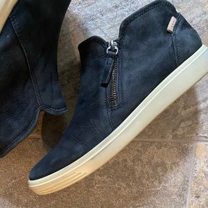 ECCO zip bootie